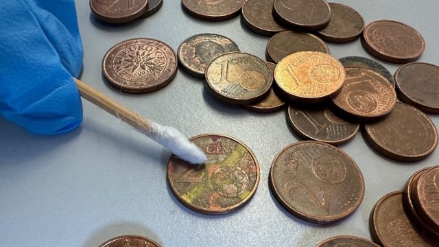 Do cêntimo ao brilho: o restauro de metais